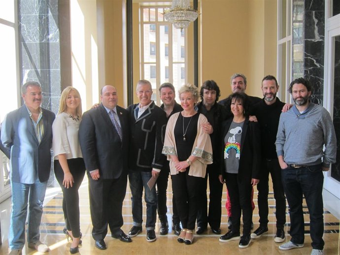 El alcalde Oviedo, Iglesias Caunedo con el elenco de Katiuska, en el Campoamor.