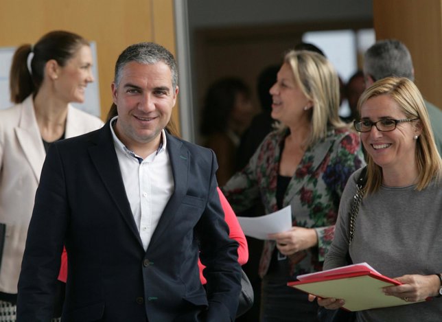 El presidente provincial, Elías Bendodo, y la regidora de Fuengirola, Ana Mula