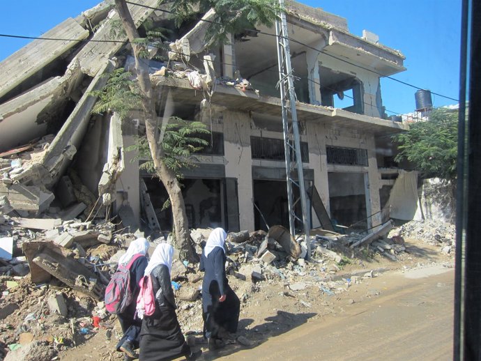 Niñas paseando por Gaza