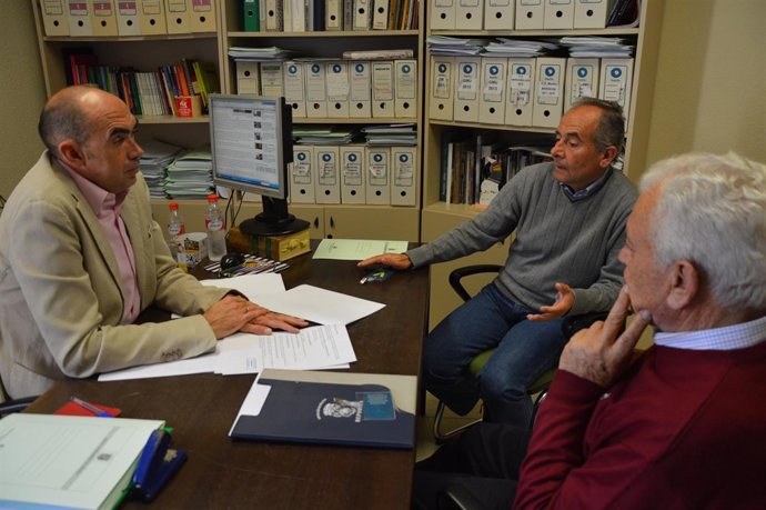 Eduardo Zorrilla junto a representantes de asociaciones vecinales de Pedregalejo