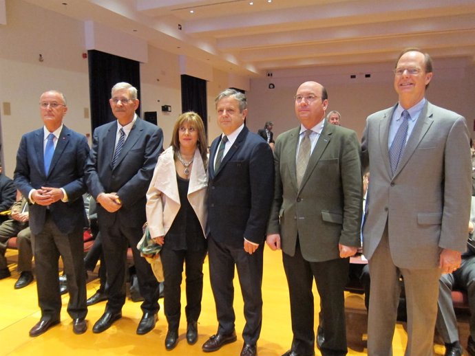 Sánchez y Fuentes (centro) con el resto de autoridades en la inauguración