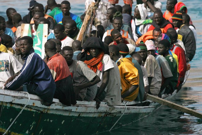 Una barcaza llena de inmigrantes