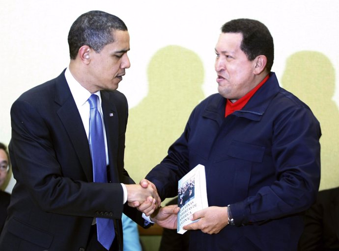 Chávez entrega el libro de Galeano a Obama