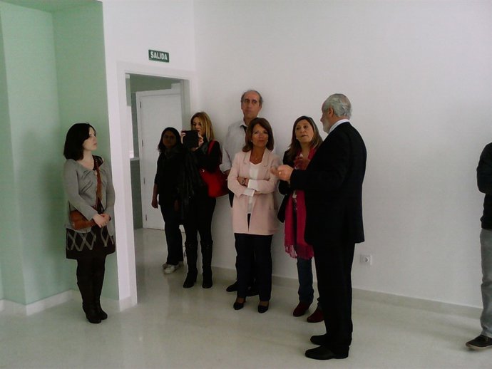 Gómez (centro) en el nuevo colegio