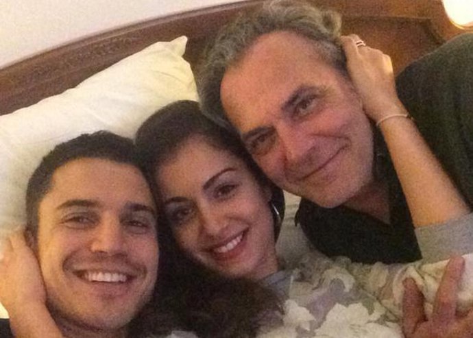José Coronado, Alex González e Hiba Abouk comparten cama 
