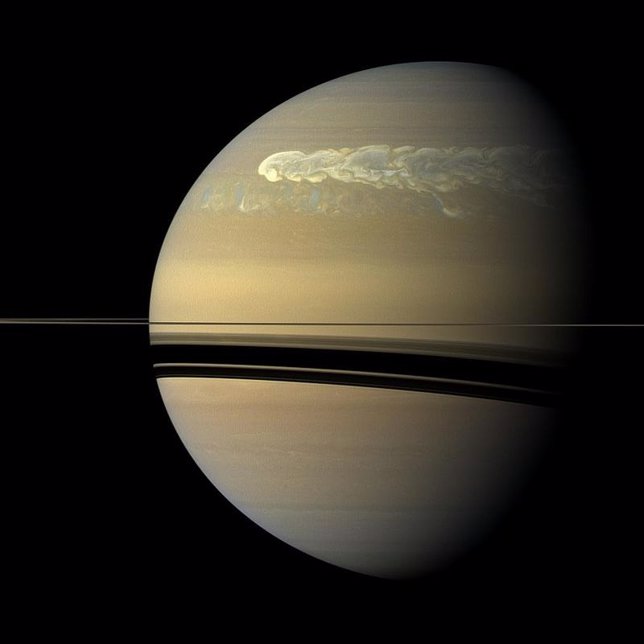 Grandes Puntos Blancos en Saturno