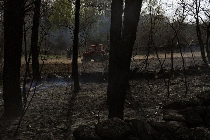 SANDIÁS (OURENSE), 13 ABRIL 2015. INCENDIO CERCA DE LAS VIVIENDAS DE CERREDELO (