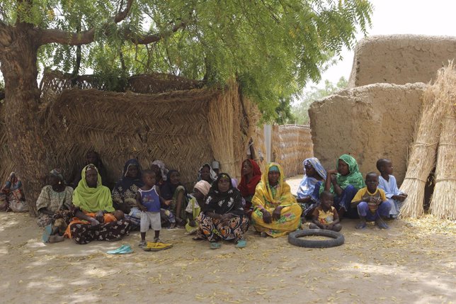 Mujeres en Nigeria tras la liberación de localidad controlada por Boko Haram