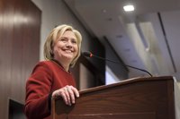 Hillary Clinton sorprende con críticas a sueldos de presidentes ejecutivos