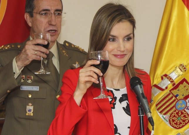 La Reina Letizia brinda por España, como es tradicional 