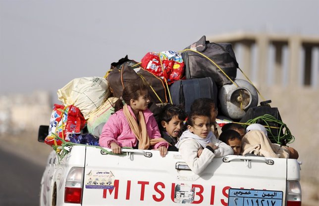 Niños huyen de los combates en Saná, Yemen
