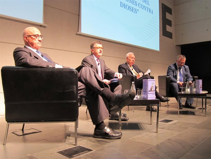 J.Oliu (B.Sabadell) F.Longo (Esade) ministro J.M.G.Margallo, periodista J.Müller