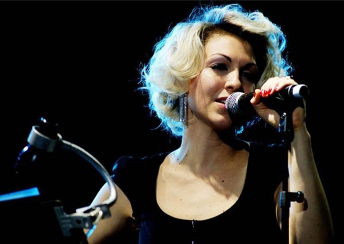 La cantante de jazz Karen Souza en una actuación