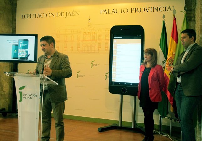 Reyes, Olivares y Fernández presenta la 'app' de deportes de la Diputación.