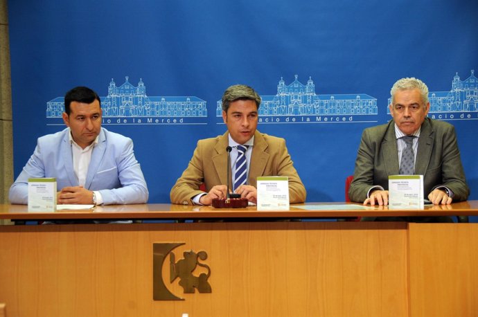 Lorite (centro), entre Caballano y Morales en la rueda de prensa