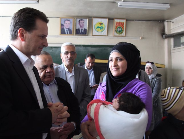 Mohamed, un bebé nacido en Yarmuk, en brazos de su