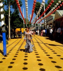 Flamenca paseando por el recinto de la Feria de Abril de Sevilla