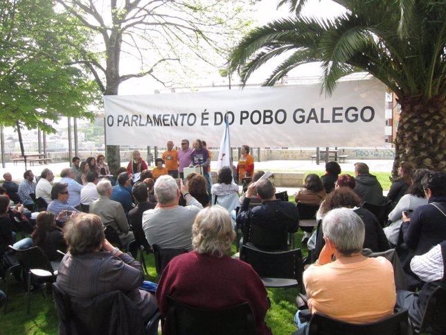 Pleno alternativo celebrado por el BNG en el exterior del Parlamento gallego