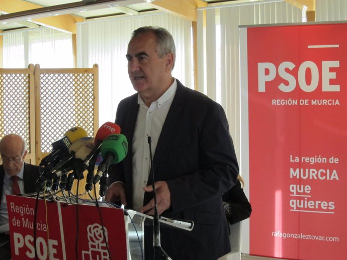 El candidato del PSOE a la presidencia de la Comunidad, Rafael González Tovar
