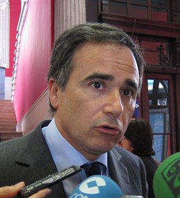 El presidente de la CHE, Xavier de Pedro, este martes en el Paraninfo