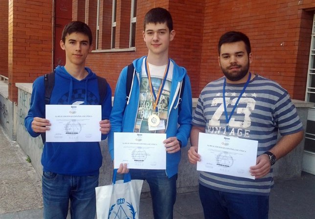 Miguel Ángel Satrústegui, Álvaro Cía y Alejandro Ruberte con sus premios.