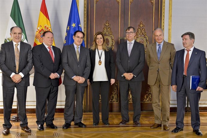 Susana Díaz con los representantes del sector turístico