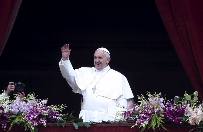 El Papa Francisco dando la bendición  "Urbi et Orbi" el Domingo de Resurrección