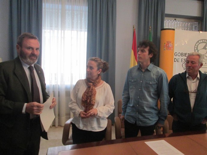 Vecinos de Espeluy reunidos con el subdelegado del Gobierno en Jaén