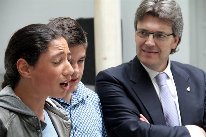 El diputado de Cultura con los jóvenes cantaores