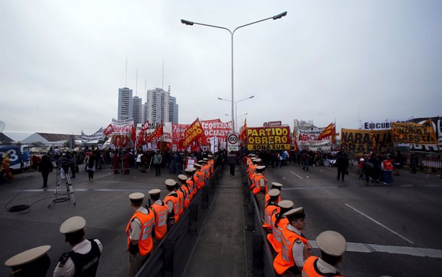 Huelga Argentina 31 de marzo Guardia Costera en el puente Buenos Aires