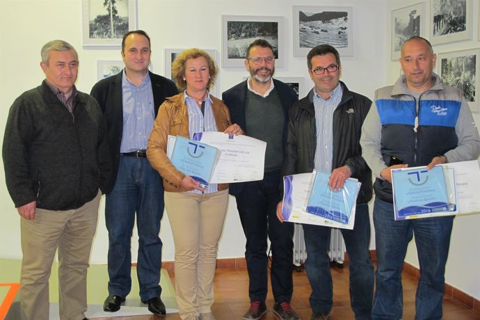 Valdivielso (3d) con empresarios que han renovado la distinción Sicted.