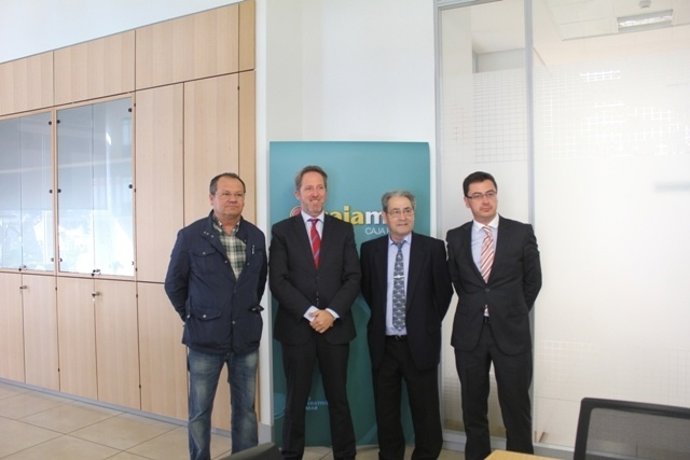 Presidente de Apetam, Juan Sierra, y director de Cajamar Málaga, Carlos Sánchez