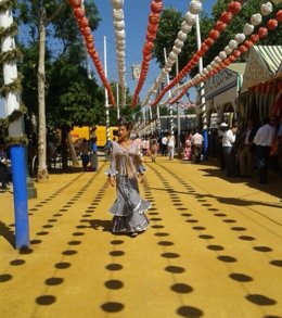 Flamenca paseando por la Feria de Abril de Sevilla