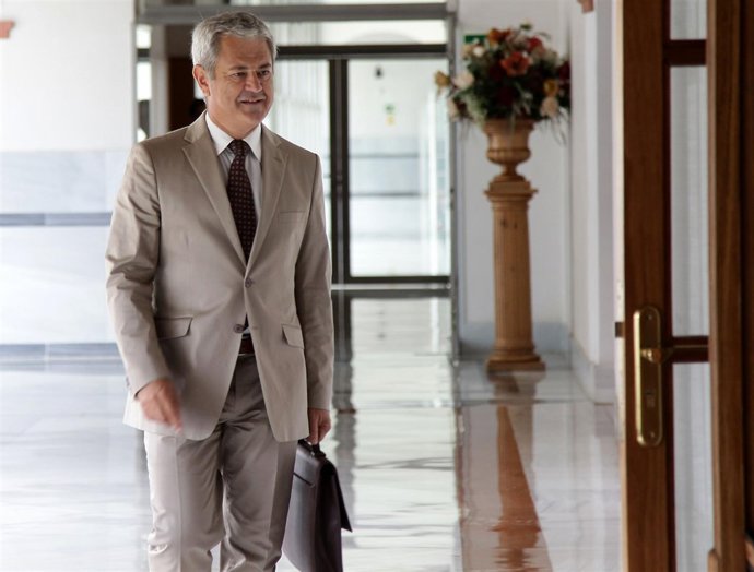 El exconsejero Francisco Vallejo antes de declarar en comisión de investigación