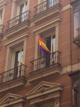 Imagen de la bandera republicana en el despacho de Raquel López