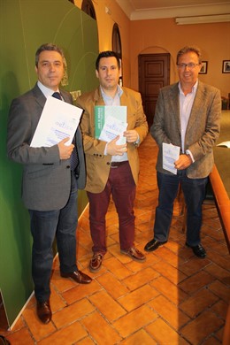 Expósito (centro) en la presentación de la campaña