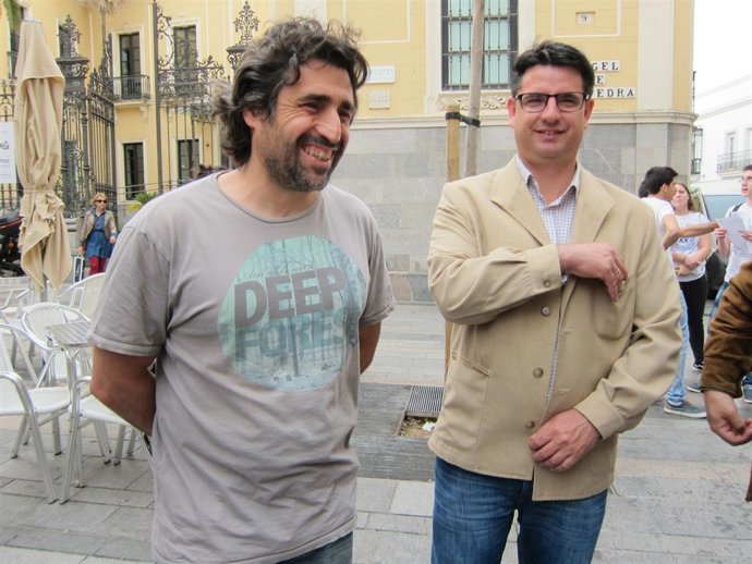 Castillo y García ante la sede de Vimcorsa