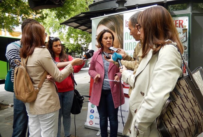 Ambrosio atiende a los periodistas