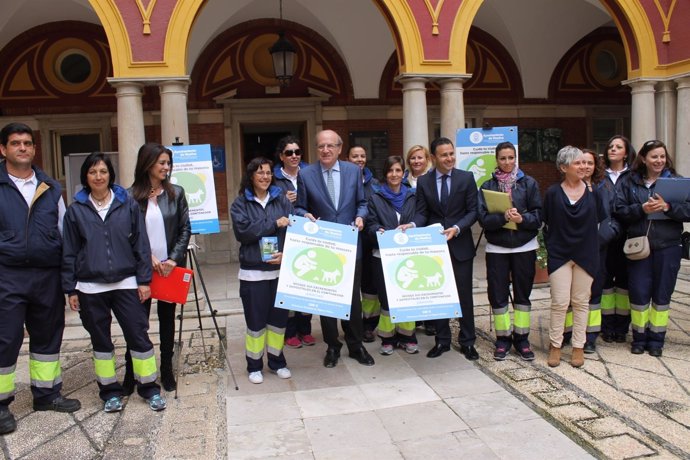 Presenta la campaña de concienciación contra los excrementos caninos en la calle