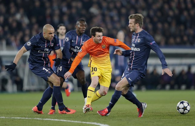 Messi intenta librarse de varios rivales del PSG