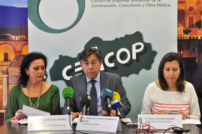 Fernández (centro) y Chocano (dcha.) en la rueda de prensa