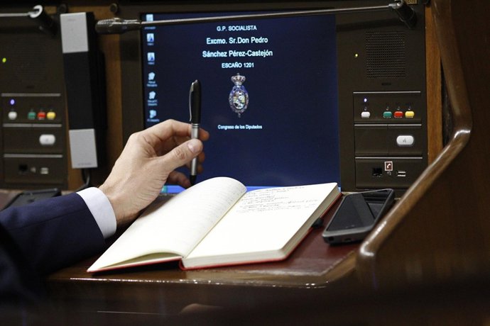 Pedro Sánchez con un libro en su escaño en el Congreso