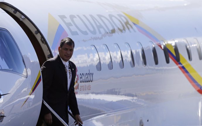 El presidente de Ecuador, Rafael Correa sale de su avión en Costa Rica