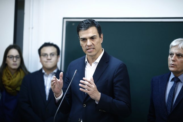 Pedro Sánchez suscribe un decálogo para su programa electoral en educación