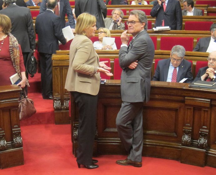 Núria de Gispert y Artur Mas hablan en el pleno del Parlament