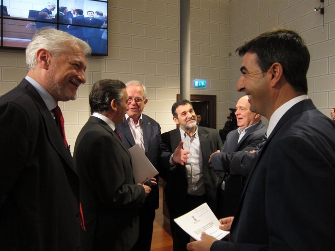 Beamonte y los diputados hablando antes del pleno de la DPZ