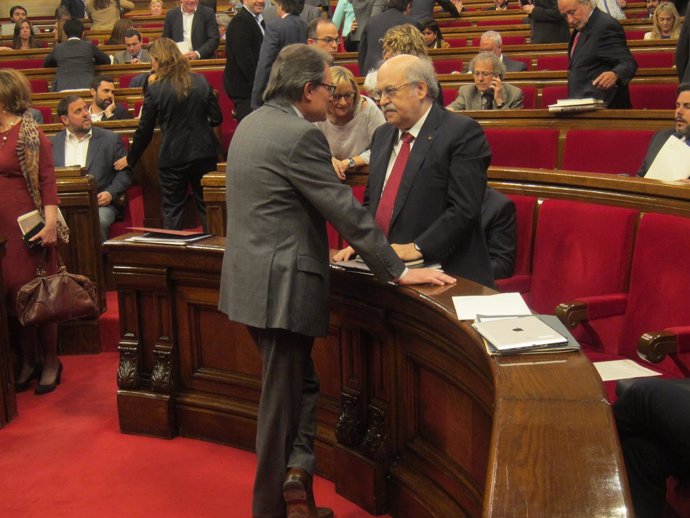 Andreu Mas-Colell y Artur Mas hablan en el pleno del Parlament