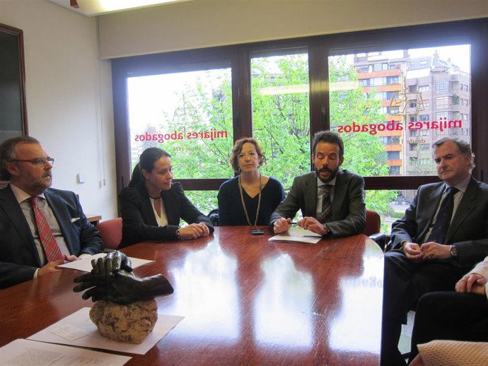 Cuesta (segundo por la derecha), en la presentación de su candidatura. 