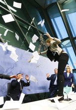 Mario Draghi interrumpe la rueda de prensa del BCE por las protestas de una muje
