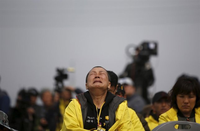 La madre de una de las víctimas del Sewol llora la pérdida
